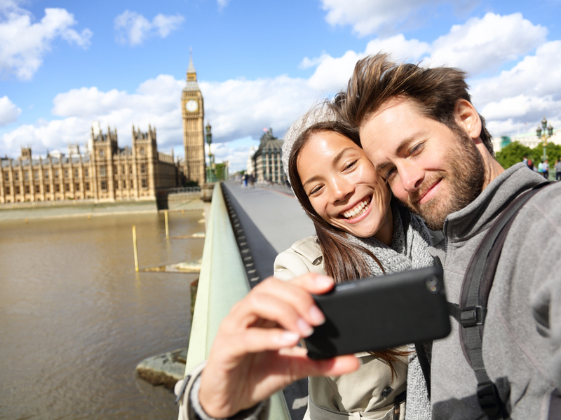 par na putovanju snima selfie
